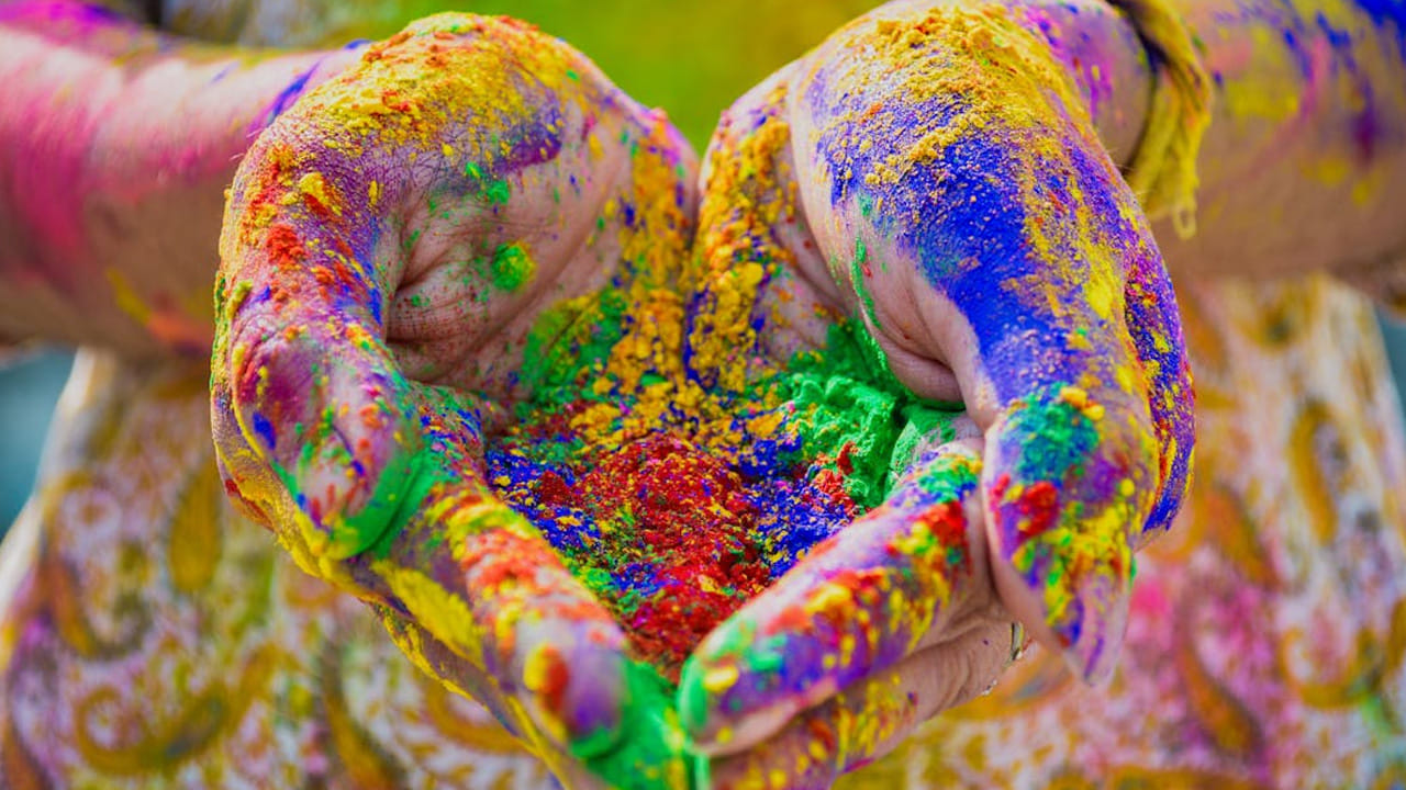 ఈ ఏడాది హోలీ మార్చి 4 వ తేదీన జరుపుకోనున్నారు. అయితే, ఈ సారి ఇదే సమయంలో చంద్ర గ్రహణం కూడా ఏర్పడనుంది.
ఎప్పుడు లేని విధంగా ఈ ఏడాది దీని గురించే అందరూ చర్చించుకుంటున్నారు.