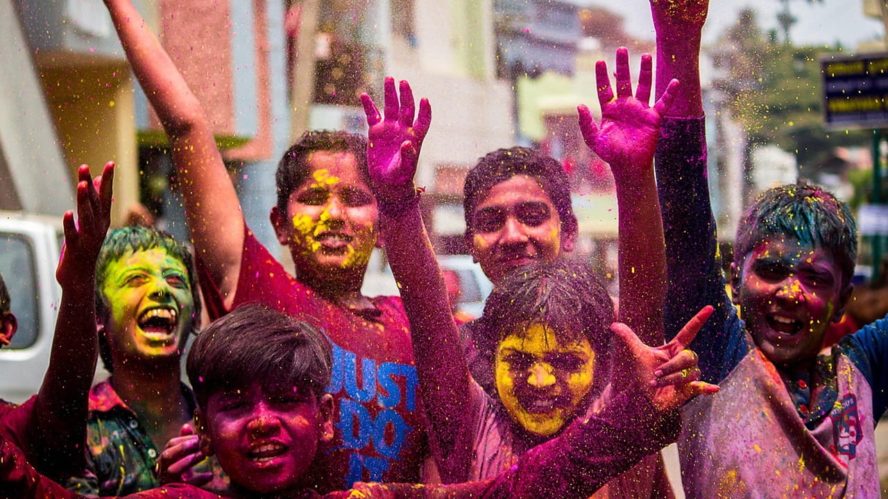 పౌర్ణమి రోజే ఈ గ్రహణం ఏర్పడటంతో చాలా మందిలో భయం, ఒక రకమైన టెన్షన్ కనిపిస్తున్నాయి. హోలీకి ముందే చంద్ర గ్రహణం ఉండటంతో మరి హోలీ చేసుకోవచ్చా? లేక చేసుకోకూడదా అనేది ఎవరికీ అర్ధం కానీ ప్రశ్న లాగా ఉంది. దీని గురించి జ్యోతిష్య నిపుణులు కీలక సూచనలు వెల్లడించారు.