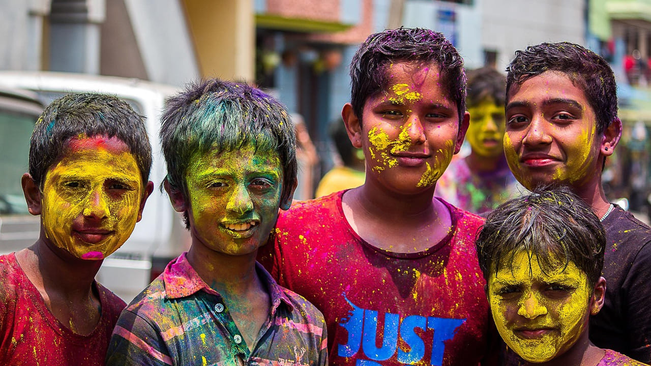 ఈ రోజు చంద్ర గ్రహణం అయితే ఈ రోజున కొందరు హోలీ ఆడటానికి రెడీగా ఉన్నారు. ఈ సమయంలోనే జ్యోతిష్య నిపుణులు ముఖ్య విషయాలను చెప్పారు. గ్రహణం పట్టే సమయంలో రంగులు ఒకరి మీద ఒకరు వేసుకోవడం, పండుగ జరుపుకోవద్దని చెబుతున్నారు.