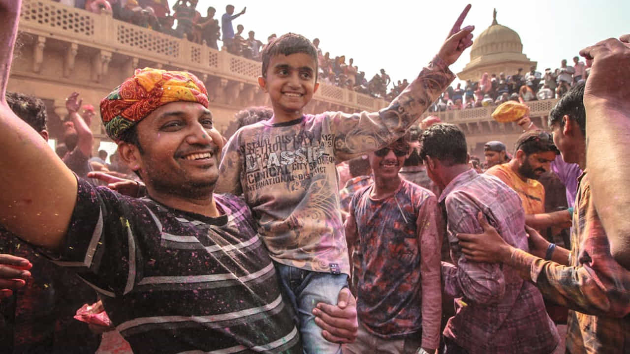 మేష రాశి : మేష రాశి వారికి ఈ సమయంలో మొదలు పెట్టిన పనులు కలిసి వస్తాయి. వ్యాపారాల్లో ఆకస్మిక లాభాలు రావడంతో కుటుంబం మొత్తం సంతోషంగా ఉంటారు. అలాగే, ఆర్ధిక పరిస్థితులు కూడా మెరుగుపడతాయి. ఉద్యోగంలో జాయిన్ అయిన వారికి ప్రమోషన్ వచ్చే అవకాశం ఉంది.