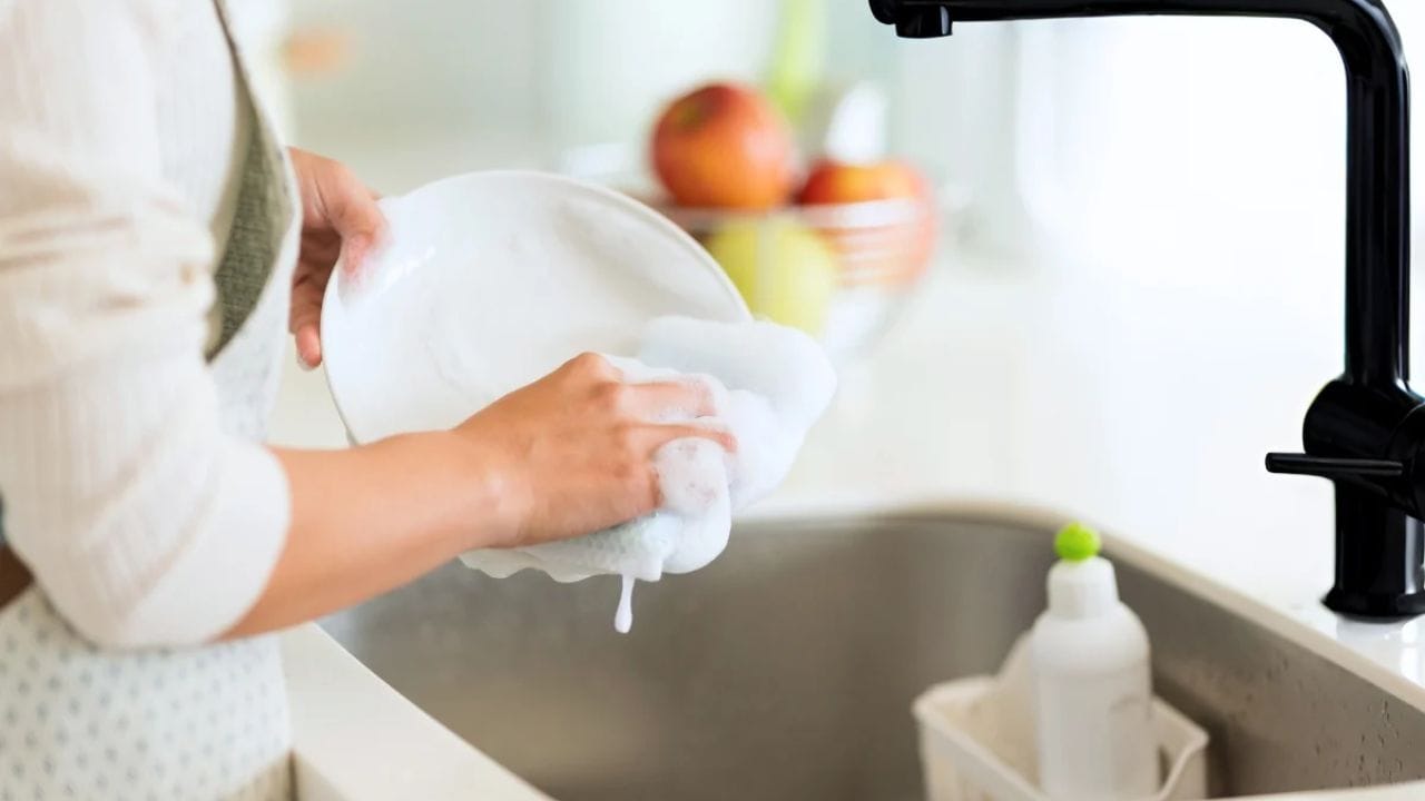 పరిశుభ్రత లక్ష్మీ కటాక్షానికి మరొక ముఖ్యమైన అంశమని.. వాకిలి గుమ్మానికి పసుపు రాయడం, ముగ్గులు వేయడం, ఇంట్లో దీపం వెలిగించడం వంటివి కేవలం సంప్రదాయాలు కాదని, అవి శుభ్రత, సానుకూలతను పెంపొందించే పనులని రమారావి పేర్కొన్నారు. ఇంటిని శుభ్రంగా ఉంచడం, ముఖ్యంగా వంటగది, వాకిలిని పరిశుభ్రంగా ఉంచుకోవడం, పాత, అనవసరమైన వస్తువులను ఇంట్లో నుండి తీసివేయడం ముఖ్యమని తెలిపారు.