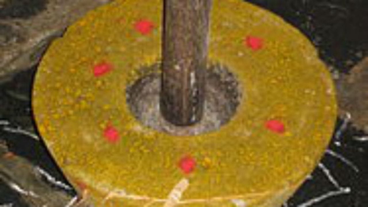 వాస్తూ ప్రకారం పురాతన కాలం నుండి రోలు, రోకలి, చేట, జల్లెడ, గంధం అరగదీసే సాన, కల్వం, చల్లకవ్వం, పప్పు గుత్తి, కుంపటి వంటి వస్తువులను లక్ష్మీప్రదాలుగా మన పెద్దలు పరిగణించేవారు. అయితే మారుతున్న టెక్నాలజీతో వాటి వాడకం తగ్గిపోయిందని.. దీంతో ఇంట్లో ఉన్న ఈ వస్తువులను ఓ మూల పడేసి, వాడకుండా వదిలేస్తే దాని నుంచి ఎలాంటి ప్రయోజనం లేదని నిపుణులు చెబుతున్నారు. 