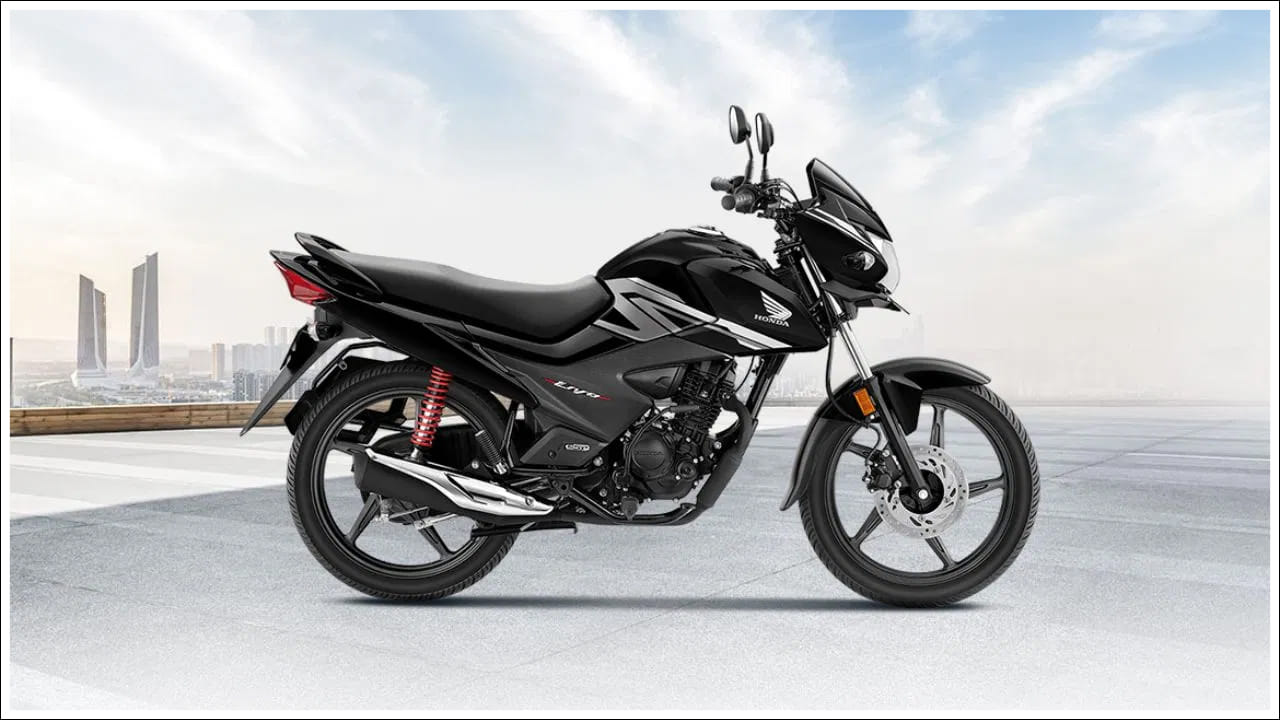  Auto News: మీరు మీ రోజువారీ నగర ప్రయాణం కోసం సరసమైన, ఎక్కువ మైలేజ్ ఇచ్చే బైక్ కోసం చూస్తున్నట్లయితే హోండా లివో ఒక గొప్ప ఎంపిక కావచ్చు. ఈ బైక్ ప్రత్యేకంగా మధ్యతరగతి ప్రజలు, రోజూ ఆఫీసుకు లేదా పనికి ప్రయాణించే వారి కోసం రూపొందించారు. ఇది స్టైల్, సౌకర్యం, పనితీరుల మంచి కలయికను అందిస్తుంది. దాని విభాగంలో ఇది హీరో స్ప్లెండర్ ప్లస్, బజాజ్ ప్లాటినా వంటి ప్రముఖ బైక్‌లతో పోటీపడుతుంది.