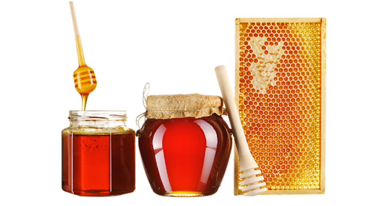 నాల్గవది, కరక్కాయ. ఆయుర్వేద దుకాణాలలో లభించే కరక్కాయను ఇంట్లో ఉంచుకోవడం వల్ల దగ్గు నుండి ఉపశమనం పొందవచ్చు. వాతావరణ మార్పుల వల్ల వచ్చే దగ్గుకు, ముఖ్యంగా రాత్రిపూట దగ్గుతో నిద్రపోలేనప్పుడు, చిన్న ముక్కను నోటిలో పెట్టుకుని నమలడం, దాని రసాన్ని మింగడం వల్ల తక్షణమే దగ్గు తగ్గి ఉపశమనం లభిస్తుంది. ఇది తాత్కాలిక పరిష్కారమైనప్పటికీ, చాలా సమర్థవంతంగా పనిచేస్తుంది.