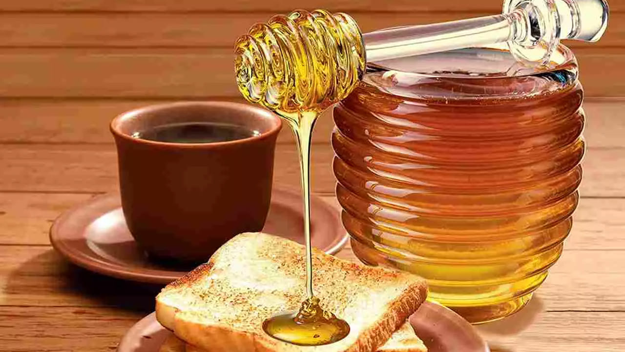 తేనె సీసాలో చీమలు చేరడం అందరికీ ఎదురయ్యే పెద్ద సమస్య. దీనికి పరిష్కారంగా తేనె డబ్బాలో నాలుగు ఐదు మిరియాలు వేస్తే, ఆ ఘాటుకు చీమలు దరిచేరవు. ఇక పర్యావరణానికి మేలు చేస్తూ, పాత ప్లాస్టిక్ బాటిళ్లను పారేయకుండా వాటి పైభాగాన్ని కత్తిరించి స్పూన్ హోల్డర్‌గా మార్చుకోవచ్చు. బాటిల్‌కు చిన్న రంధ్రం చేసి సింక్ పక్కన వేలాడదీస్తే, కడిగిన స్పూన్లు, ఫోర్కులు అందులో వేసుకోవడానికి వీలుగా ఉంటుంది. ఇది ఖర్చు లేని గొప్ప ఐడియా.