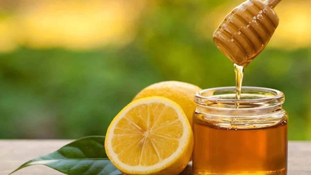 ముఖంపై ముడతలు, మచ్చలు వేధిస్తున్నాయా? తేనెతో ఇలా చేస్తే మెరిసే చర్మం మీ సొంతం!