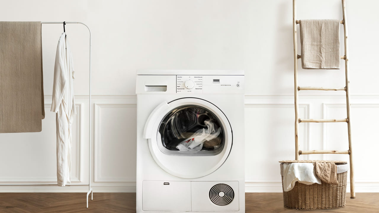 లాభాలు: గంటల కొద్దీ ఇస్త్రీ చేసే శ్రమ తప్పడంతో పాటు ఐరన్ బాక్స్ వాడకం తగ్గడం వల్ల కరెంట్ బిల్లు గణనీయంగా తగ్గుతుంది. మితిమీరిన వేడితో ఇస్త్రీ చేయడం వల్ల బట్టల రంగు వెలిసిపోయే ప్రమాదం ఉంది. కానీ ఈ సహజ ఆవిరి పద్ధతి వల్ల బట్టల నాణ్యత చెక్కుచెదరకుండా ఉంటుంది.

