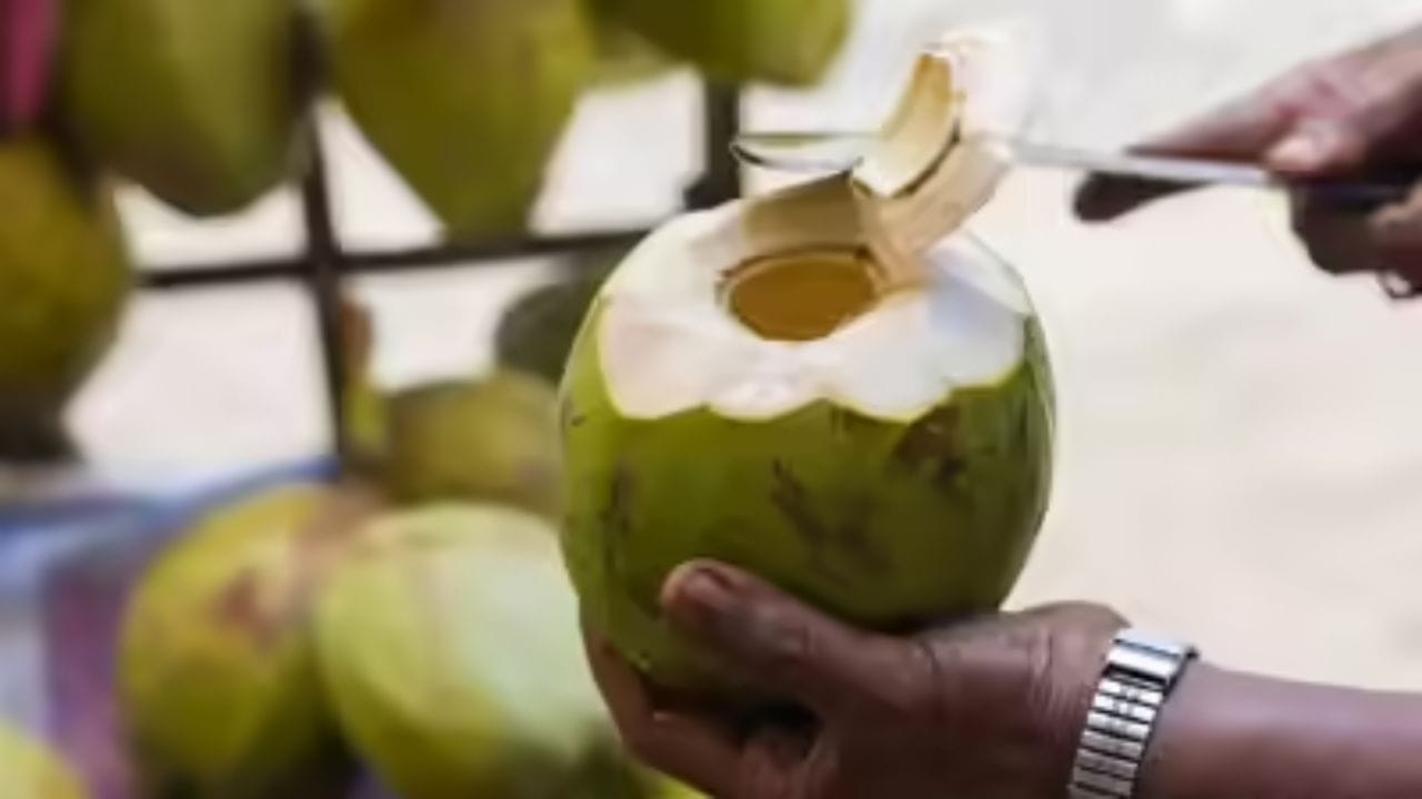 ఊపి చూడటం: బొండాన్ని చెవి దగ్గర పెట్టుకుని ఊపండి. నీళ్లు కదిలే శబ్దం ఎక్కువగా వస్తుంటే అందులో నీళ్లు తక్కువగా ఉన్నాయని అర్థం. ఒకవేళ శబ్దం చాలా తక్కువగా వస్తుంటే, ఆ బొండం నిండా నీళ్లు ఉన్నాయని అర్థం. కానీ చాలా మంది దీన్ని రివర్స్ అర్థం చేసుకుంటారు. అది తప్పు. కాయలో తక్కువ నీరు ఉంటేనే శబ్ధం వస్తుంది. 