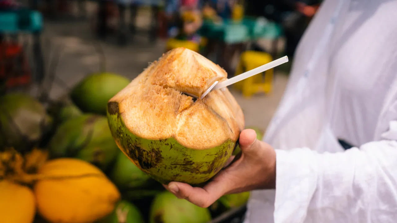 బాగా కదిలించి చూడండి: బొండాన్ని కొనే ముందు ఒకసారి చెవి దగ్గర పెట్టుకుని బాగా కదిలించండి. ఒకవేళ కదిలించినప్పుడు లోపల నీరు కదులుతున్నట్లు లబలబ శబ్దం వస్తే, అందులో నీరు తక్కువగా ఉందని, కొబ్బరి కట్టడం ప్రారంభమైందని అర్థం. శబ్దం అస్సలు రాకుండా బరువుగా అనిపిస్తే, అందులో నీరు నిండుగా ఉన్నట్లు లెక్క.