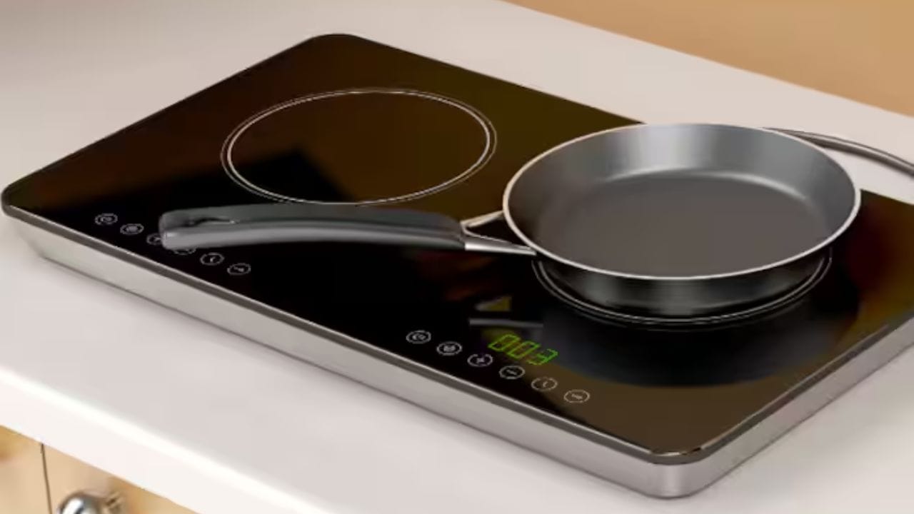 ప్రీసెట్ కుకింగ్ మోడ్స్: చాలా ఇండక్షన్లలో పాలు కాచడం, ఫ్రై, కర్రీ, రైస్ వంటి ఆప్షన్లు ముందే సెట్ చేసి ఉంటాయి. ఈ మోడ్ల వల్ల వంట చేయడం సులభం అవుతుంది, ఎందుకంటే మీరు సెట్టింగ్లను పదే పదే మార్చుకోవాల్సిన అవసరం ఉండదు. అంతేకాదు ముఖ్యంగా ఇండక్షన్ కొత్తగా వాడేవారికి ఈ ఫీచర్లు చాలా బాగా ఉపయోగపడతాయి.