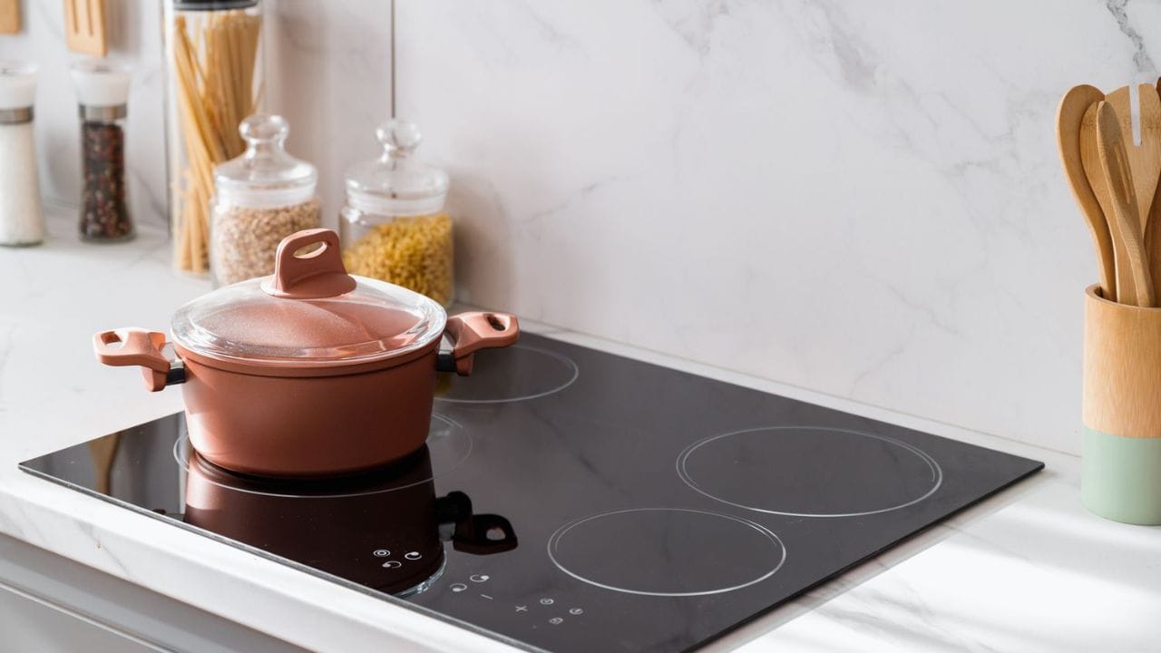 భద్రతా ఫీచర్లు: భద్రత విషయంలో ఇండక్షన్ చాలా మేలైనది. కొనే ముందు ఈ ఫీచర్లు ఉన్నాయో లేదో చూసుకోండి. ఆటో షట్-ఆఫ్ ఈ ఫీచర్స్ పాత్ర తీసేయగానే ఆటోమేటిక్గా స్టవ్ను ఆఫ్ చేస్తుంది. ఓవర్ హీటింగ్ ప్రొటెక్షన్, ఈ ఫీచర్ వల్ల వేడి మరీ ఎక్కువైతే స్టవ్ ఆగిపోతుంది. చైల్డ్ లాక్, ఇంట్లో చిన్న పిల్లలు ఉన్నప్పుడు ఇది చాలా మంచిగా ఉపయోగపడుతుంది.