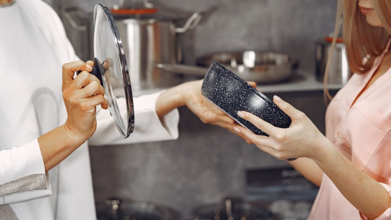 పాత్రల ఎంపిక: ఇండక్షన్పై అన్ని రకాల పాత్రలు పనిచేయవు. కేవలం ఫ్లాట్ బాటమ్ ఉన్న స్టీల్ లేదా ఐరన్ పాత్రలతో మాత్రమే దీనిపై వంట చేయగలం. కాబట్టి మన ఇంట్లో ఉన్న పాత్రలు ఇండక్షన్ స్టవ్పై వంట చేయడానికి పనికి వస్తాయో లేదా అయస్కాంతం ద్వారా తెలుసుకోవచ్చు. ఏదైనా అయస్కాంతం పాత్ర అడుగున అతుక్కుంటే, అది ఇండక్షన్పై పనిచేస్తుందని అర్థం.