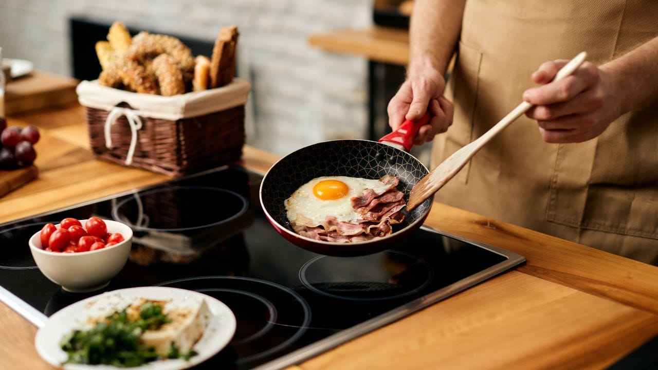 స్టవ్ పరిమాణం: మీ వంటగదిలోని ఖాళీ స్థలం, మీ కుటుంబ సభ్యుల సంఖ్యను బట్టి మీరు స్టవ్ సైజును ఎంచుకోవాల్సి ఉంటుంది. మీ ఇంట్లో ప్లేస్ తక్కువగా ఉన్నా లేదా మీ ఇంట్లో ఒకటి లేదా ఇద్దరు వ్యక్తుల కోసం మాత్రమే వంట చేయాలి అనుకుంటే.. మీకు ఒక చిన్న కుక్టాప్ సరిపోతుంది. కానీ మీ పెద్ద కుటుంబం అయితే, మీరు చాలా మంది వంటి చేయాల్సి ఉంటే ఉపరితలం పెద్ద స్టవ్ను మీరు తీసుకోవాలి. ఇది ఎక్కవ మందికి వంట చేసేందుకు సులభంగా ఉంటుంది.