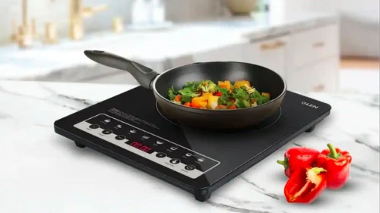 బడ్జెట్, బ్రాండ్: మీరు ఇండక్షన్ కొనాలి అనుకుంటే బడ్జెట్తో పాటు బ్రాండ్ను కూడా చూడడం ఎంతో ముఖ్యం. సాధారణంగా నర్మల్ ఇండక్షన్ కుక్టాప్లు సుమారుగా రూ. 1,500 నుండి రూ. 2,500 వరకు దొరుకుతాయి. అదే మీకు అప్డేటెడ్ ఎక్కువ ఫీచర్లు ఉన్నవి కావాలి అనుకుంటే రూ. 5,000 వరకు ఉండవచ్చు. మంచి సర్వీస్, వారంటీ ఇచ్చే నమ్మకమైన బ్రాండ్ను ఎంచుకోవడం ఎప్పుడూ మంచిది.