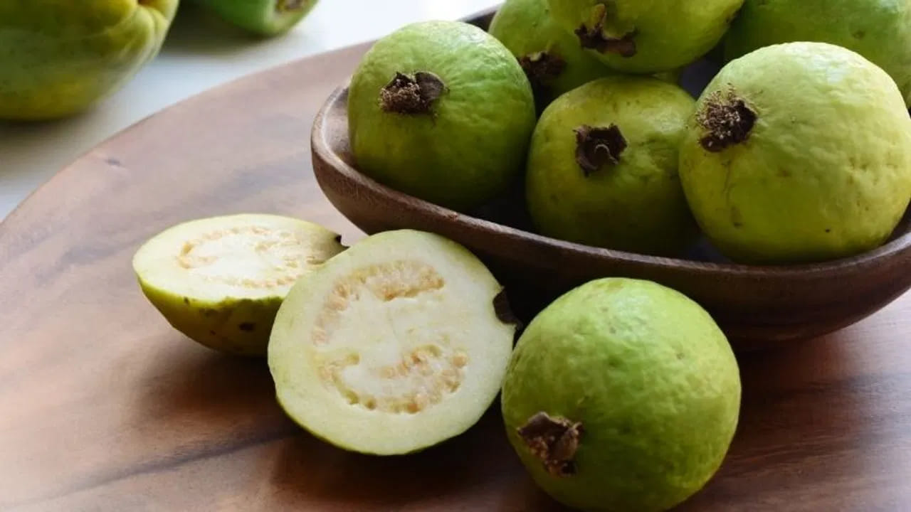 How To Eat Guava For Maximum Benefits