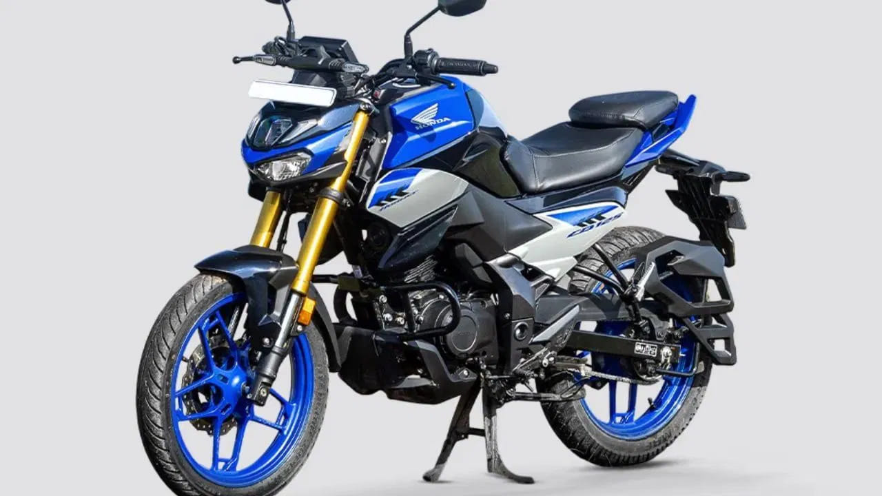 సకాలంలో సర్వీసింగ్: బైక్ ఇంజిన్, ఇతర భాగాలు సజావుగా పనిచేయాలంటే క్రమబద్ధమైన సర్వీసింగ్ తప్పనిసరి. ఇంజిన్ లోపల ఘర్షణ తగ్గితేనే ఇంధనం తక్కువగా ఖర్చవుతుంది. ఖర్చు తగ్గించుకోవడానికి తక్కువ ధర కలిగిన లేదా నాణ్యత లేని ఆయిల్ను వాడకండి. కంపెనీ సూచించిన గ్రేడ్ ఉన్న ఆయిల్ను వాడటం వల్ల ఇంజిన్ స్మూత్గా నడవడమే కాకుండా మైలేజ్ కూడా పెరుగుతుంది.