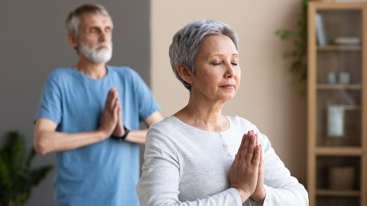 యోగ - ప్రాణాయామం: ప్రాణాయామం అంటే కేవలం శ్వాస తీసుకోవడం కాదు, అది కణాల పునరుజ్జీవనం. ప్రతిరోజూ 20 నిమిషాల ప్రాణాయామం, ఒక గంట యోగా అభ్యసించడం వల్ల క్రోమోజోమ్‌ల చివర ఉండే టిలోమియర్లు దెబ్బతినకుండా రక్షించబడతాయి. ఇది కణ స్థాయిలో వృద్ధాప్యాన్ని అడ్డుకుంటుంది.
