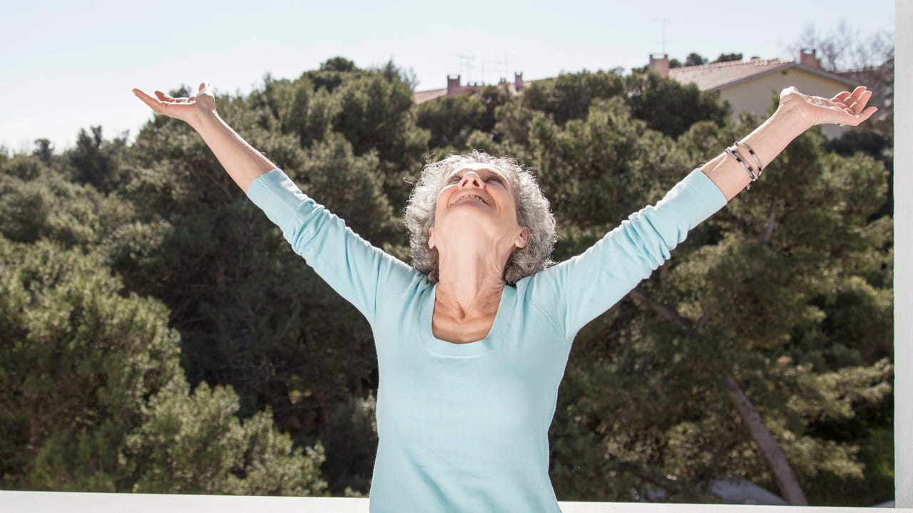 ధ్యానం: ఒత్తిడి అనేది టిలోమియర్లకు అతిపెద్ద శత్రువు. ప్రతిరోజూ ధ్యానం చేయడం వల్ల శరీరంలో హ్యాపీ హార్మోన్లు విడుదలవుతాయి. ఇవి ఒత్తిడిని తగ్గించి, టిలోమియర్లను ఆరోగ్యంగా ఉంచుతాయి. ఉదయం అరగంట, పడుకునే ముందు 10 నిమిషాల ధ్యానం దీర్ఘాయుష్షుకు పునాది వేస్తుంది.
