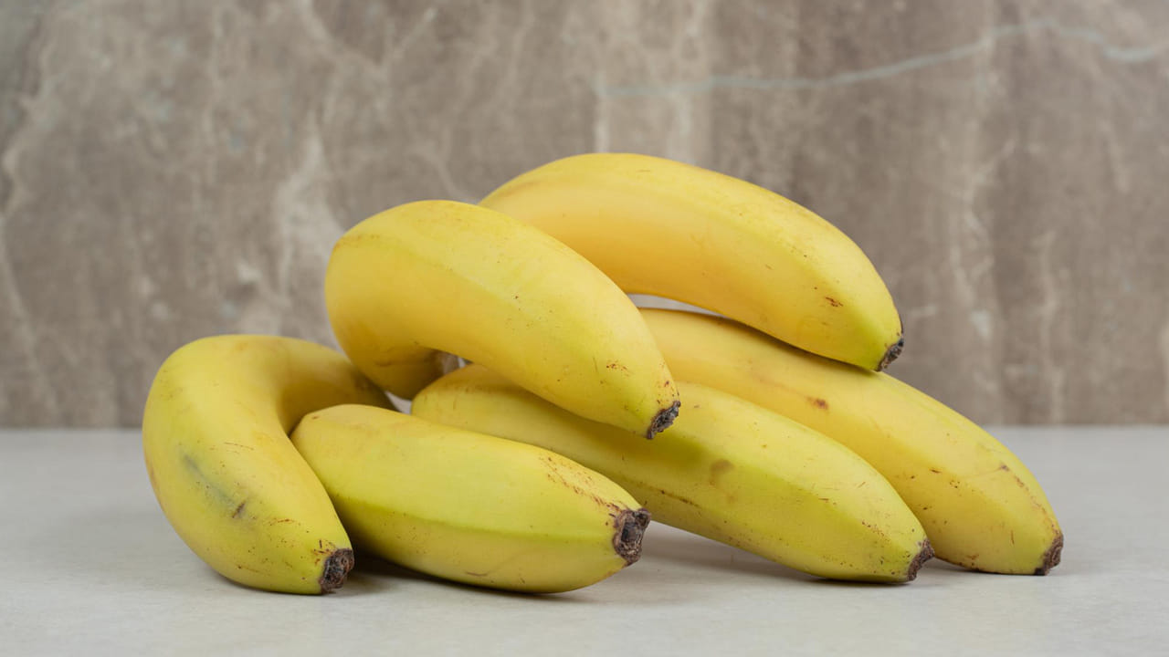 గాలి తగిలేలా ఉంచండి: అరటిపండ్లను నిల్వ చేసే ప్రదేశం కూడా చాలా ముఖ్యం. అరటిపండ్లను ఎప్పుడూ రిఫ్రిజిరేటర్లలో, ఓవెన్ల దగ్గర లేదా ప్రత్యక్ష సూర్యకాంతి తగిలే చోట ఉంచకూడదు. వీటిని ఎల్లప్పుడూ గది ఉష్ణోగ్రత వద్ద, గాలి తగిలే చోట ఉంచాలి. వీలైతే అరటిపండ్లను వేలాడదీయడం వల్ల వాటిపై ఒత్తిడి పడకుండా నల్లబడకుండా ఉంటాయి.