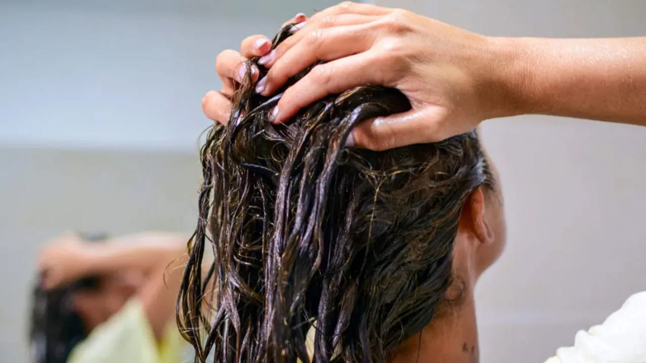 జుట్టుకు ఔషధం: తేనె ఒక సహజమైన హ్యూమెక్టెంట్. అంటే ఇది గాలిలోని తేమను గ్రహించి జుట్టుకు అందిస్తుంది. తేనెలో ఉండే యాంటీఆక్సిడెంట్లు జుట్టు రాలడాన్ని నివారిస్తాయి. అంతేకాకుండా తల చర్మం యొక్క pH సమతుల్యతను కాపాడటంలో, చుండ్రును తగ్గించడంలో తేనె అద్భుతంగా పనిచేస్తుంది.
