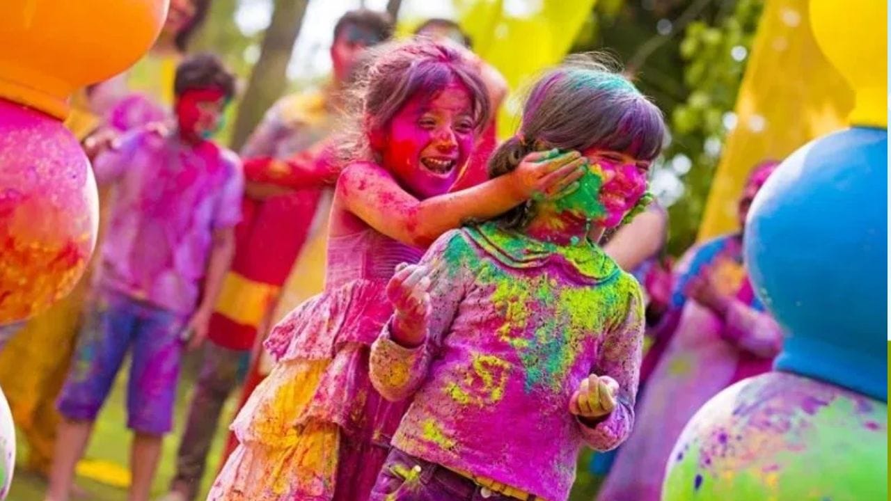 సబ్బుకు బదులుగా ఉబ్టాన్: మొండి రంగులను వదిలించడానికి గరుకుగా ఉండే సబ్బులను అతిగా వాడకండి. దీనివల్ల చర్మం పొడిబారుతుంది. దానికి బదులుగా ఈ పిండి మిశ్రమాన్ని ప్రయత్నించండి. శనగపిండి, పెరుగు, కొద్దిగా నిమ్మరసం కలిపి పేస్టులా చేసి రంగులు ఉన్నచోట రాయండి. ఆరిన తర్వాత మెల్లగా రుద్దుతూ కడిగేయండి. ఇది సహజమైన క్లెన్సర్గా పనిచేస్తుంది.