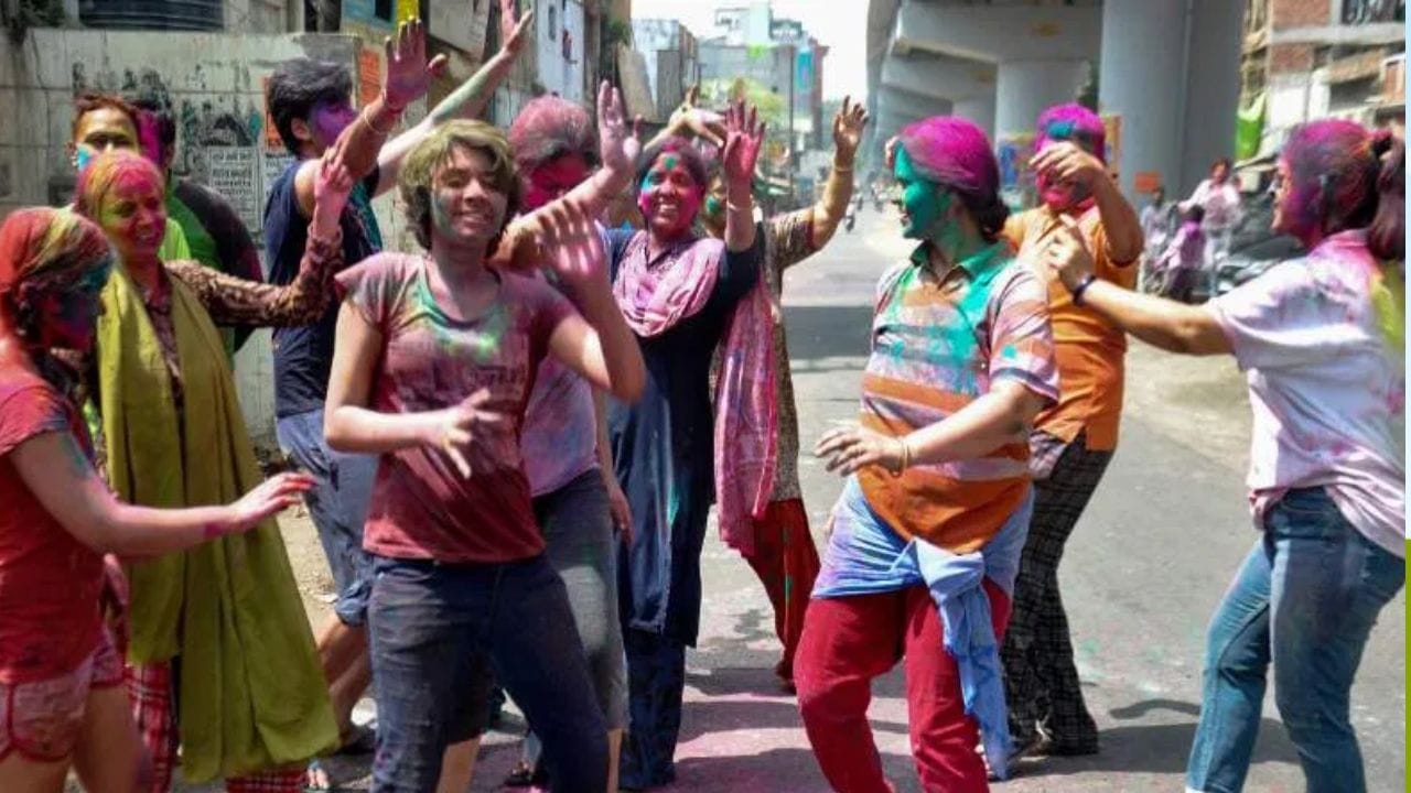 గోళ్ల రక్షణ కోసం: గోళ్లలోకి చేరిన రంగులు అంత త్వరగా పోవు. హోలీ ఆడే ముందే గోళ్లకు డార్క్ కలర్ నెయిల్ పాలిష్ వేసుకోవడం మంచిది. ఒకవేళ రంగులు అంటితే ఒక గిన్నెలో గోరువెచ్చని నీళ్లు తీసుకుని అందులో కొద్దిగా నిమ్మరసం కలిపి, 10 నిమిషాల పాటు వేళ్లను నానబెడితే రంగు సులభంగా పోతుంది.