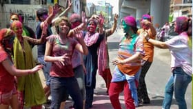 జంబలకిడిపంబ హోలీ చూసారా.. !!