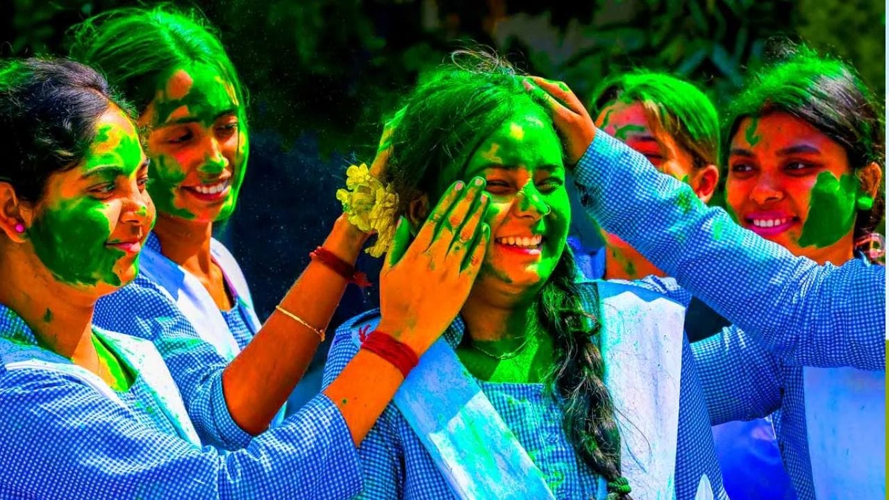 ముఖంపై రంగుల కోసం క్లెన్సింగ్ మిల్క్: ముఖం చాలా సున్నితంగా ఉంటుంది కాబట్టి ముఖంపై రంగులను వదిలించడానికి క్లెన్సింగ్ మిల్క్ లేదా మేకప్ రిమూవర్ ఉపయోగించండి. అది లేకపోతే దూదిని కొబ్బరి నూనెలో ముంచి తుడవండి.