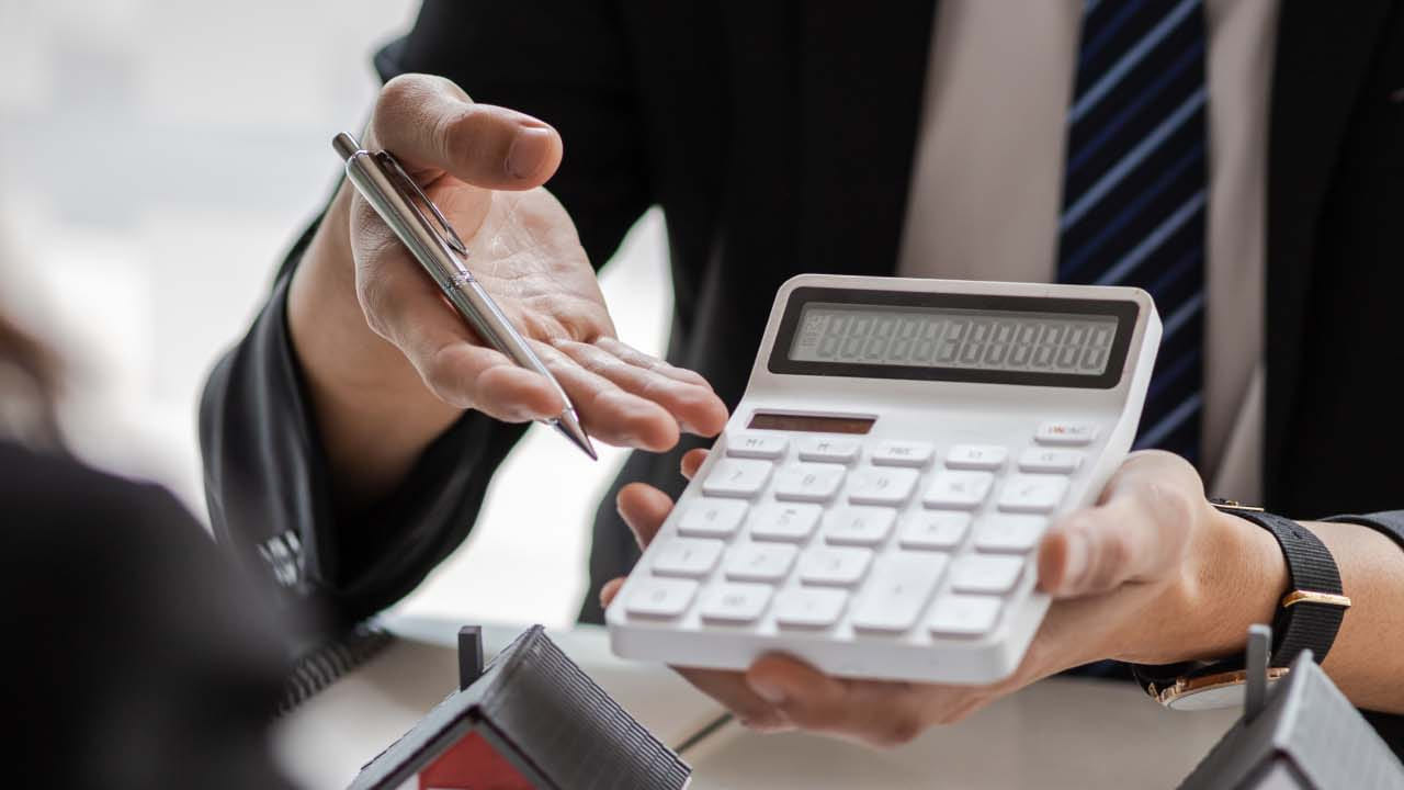 ఆదాయపు పన్ను నియమాలు 2026 ఏప్రిల్ 1వ తేదీ నుంచి అమల్లోకి రానున్నాయి. ఈ మేరకు ఇన్కమ్ ట్యాక్స్ డిపార్ట్మెంట్ నోటిఫికేషన్ జారీ చేసింది. కొత్త నిబంధనల్లో భాగంగా ఉద్యోగుల అలవెన్సులు, జీతభత్యాలపై ప్రభావం పడనుంది. ఇక ఎలక్ట్రిక్ వాహనాలపై రాయితీ ప్రయోజనాలు, హెచ్ఆర్ఏ పన్ను మినహాయింపులు వంటివి పలు మార్పులు అమల్లోకి రానున్నాయి. వీటి గురించి తెలుసుకుందాం.