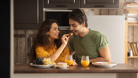 భార్యభర్తలు ఒకే ప్లేట్‌లో తింటే ఏమవుతుందో తెలుసా..? చిన్న తప్పుతో