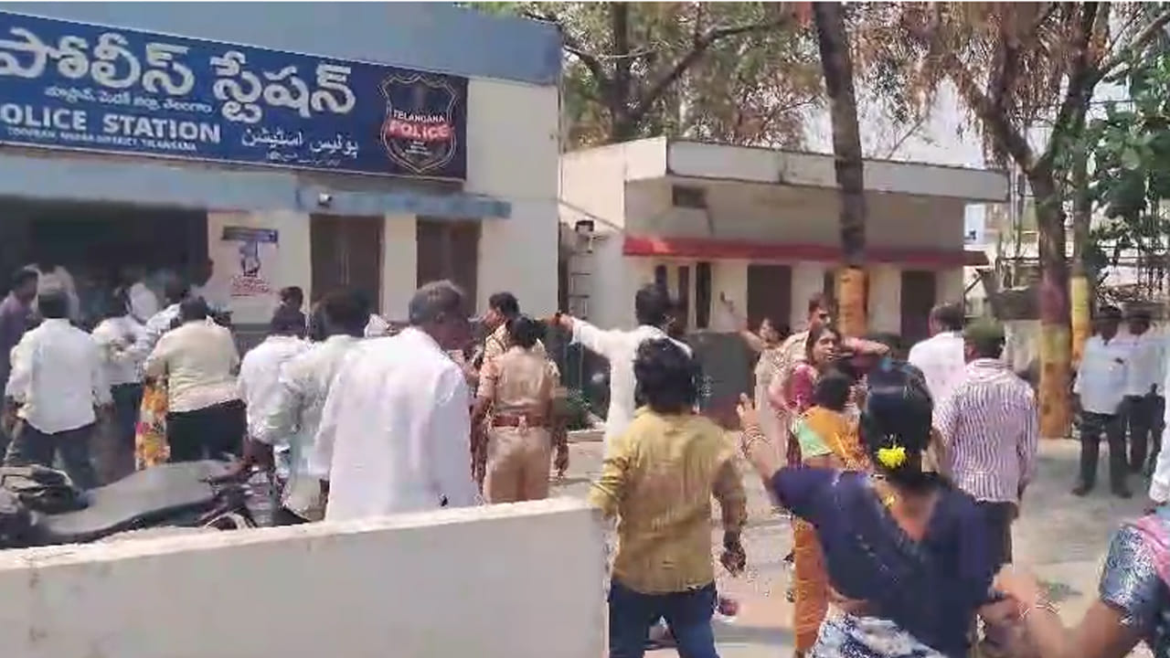 భార్యాభర్తల గొడవ అంటే ఇలా ఉంటుందా..? స్టేషన్‌లోనే పొల్లు పొల్లు కొట్టుకున్నారు మావ.. వీడియో