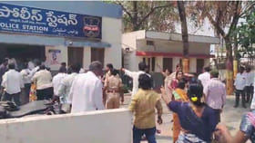 పోలీస్ స్టేషన్‌లోనే పొల్లు పొల్లు కొట్టుకున్నారు మావ.. వీడియో