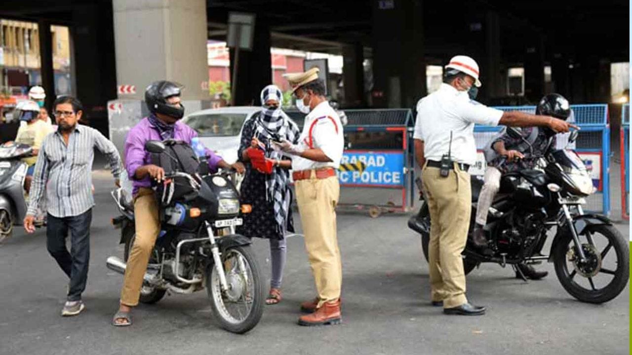 Hyderabad: వాహనదారులకు బిగ్ అలర్ట్.. అవి లేకుండా పట్టుబడితే మీ బండ్లు సీజే! Hyderabad: వాహనదారులకు బిగ్ అలర్ట్.. అవి లేకుండా పట్టుబడితే మీ బండ్లు సీజే!