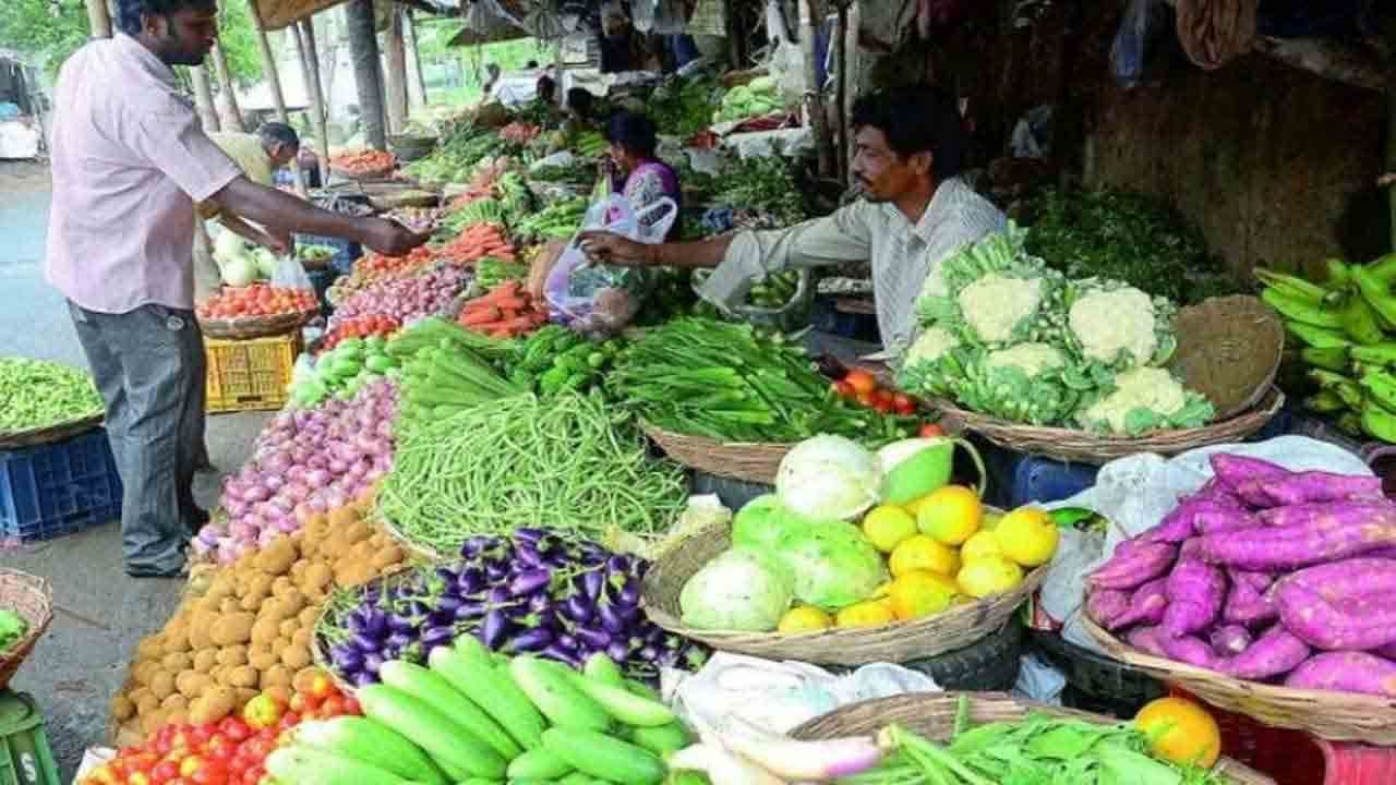 అయితే కొంత మంది పెద్ద వ్యాపారులు నేరుగా హోల్సెల్ మార్కెట్ నుంచే కొనుగోలు చేస్తున్నారు. కాబట్టి బోయినపల్లి హోల్ సేల్ మార్కెట్లో ధరలు ఎలా ఉన్నాయో చూద్దాం. హోల్సెల్ మార్కెట్ కాబట్టి ఇక్కడ కూరగాయలను క్వింటాల్ లెక్కను విక్రయిస్తారు. అయితే ప్రస్తుతం ఇక్కడ క్వింటాల్ బీట్రూట్ ధర రూ. 1,100 గా ఉండగా, చిక్కుడుకాయ రూ. 2,000, క్యాప్సికం రూ.2,500, మునక్కాయ రూ. 2,500గా కొనసాగుతుంది.