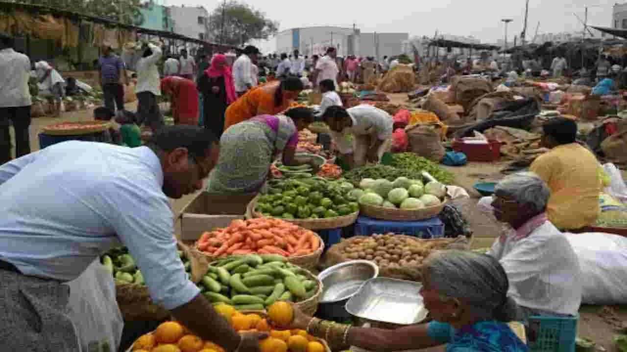 ఇక కిలో ఆలుగడ్డ రూ.17- 25 మధ్య కొనసాగుతుండగా కేజీ ఉల్లిగడ్డ ధర రూ.18 నుంచి 22 మధ్య కొనసాగుతుంది. అలానే కాకరకాయ ధర రూ. 35 నుంచి 45 మధ్య కొనసాగుతుండగా కీర దోస ధర రూ.15 - 18 వద్ద స్థిరపడింది. ఇక ఆకు కూరల విషయానికి వస్తే కట్ట 15-20 రూపాయల మధ్య ఉంది.