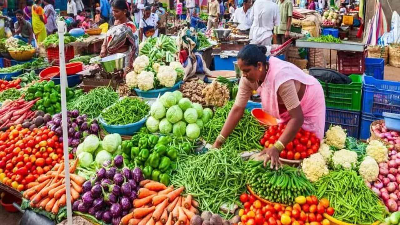 భారీ తగ్గుదల తర్వాత తాజా నివేదికల ప్రకారం హైదరాబాద్లోని కూకట్పల్లిలో కొన్ని కూరగాయల ధరలు స్థిరంగా ఉండగా, పచ్చిమిర్చి వంటి వాటి ధరలు స్వల్పంగా పెరిగినట్టు తెలుస్తోంది. ఇక వరుసగా ప్రస్తుతం మార్కెట్లో కూరగాయల ధరలు చూసుకుంటే కేజీ టామోటా రూ.10 నుంచి 15 మధ్య ఉండగా, వంకాయ ధర రూ.15-20 మధ్య కొనసాగుతుంది.