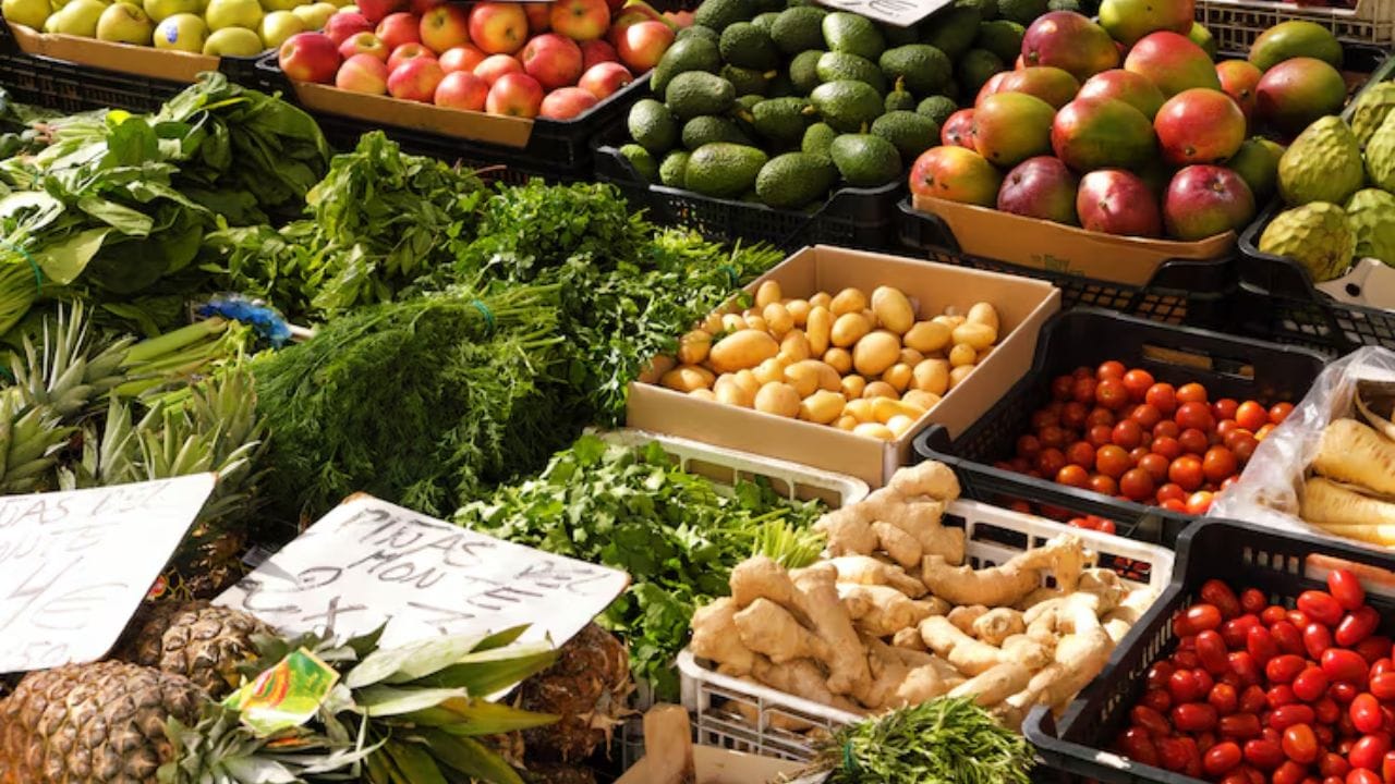 Note: అయితే పైన పేర్కొన్న ధరలు మార్కెట్కు సరుకు వచ్చే పరిమాణాన్ని బట్టి ఉదయం నుంచి సాయంత్రం లోపు స్వల్పంగా మారవచ్చు. రైతుబజార్లలో ధరలు సాధారణంగా బయట రిటైల్ షాపుల కంటే 20 శాతం వరకు తక్కువగా ఉండవచ్చు. కాబట్టి వీటిపై మీకేవైనా సందేహాలు ఉంటే స్థానిక మార్కెట్లకు వెళ్లి ధరలు తెలుసుకోండి.