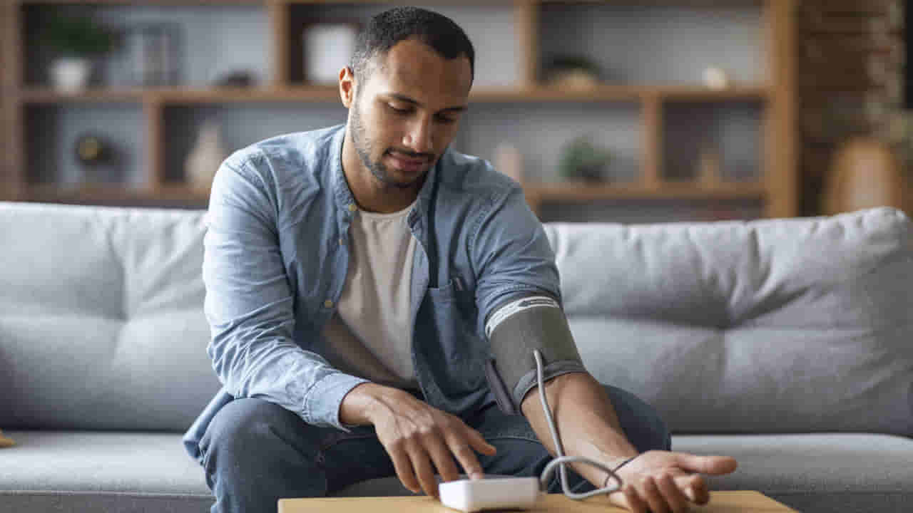 Hypertension: యువతలోనూ అధిక రక్తపోటు సమస్యలు.. ఈ లక్షణాలు కనిపిస్తే అలసత్వం వలదు!