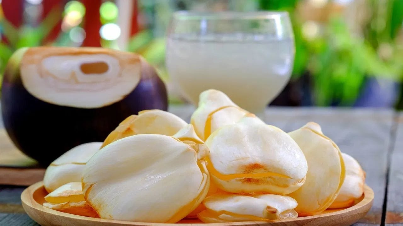 ఈ పండులో తక్కువ కేలరీలు, శరీరానికి అవసరమైన అధిక శక్తి ఉంటాయి. అందువల్ల, వేసవిలో చల్లబడటానికి తాటి ముంజలను తినడం చాలా ముఖ్యం. వేసవిలో ఎండ కారణంగా, కొంతమందికి ముఖంపై చిన్న మొటిమలు వస్తాయి. వీటి నుండి ఉపశమనం పొందడానికి, మీరు తాటి ముంజలను తినాలి. వేసవిలో ఎంత నీరు తాగినా నిర్జలీకరణానికి గురికావడం సర్వసాధారణం. అలాంటప్పుడు ఈ పండ్లు తినడం మరింత ప్రయోజనకరంగా ఉంటుంది. 