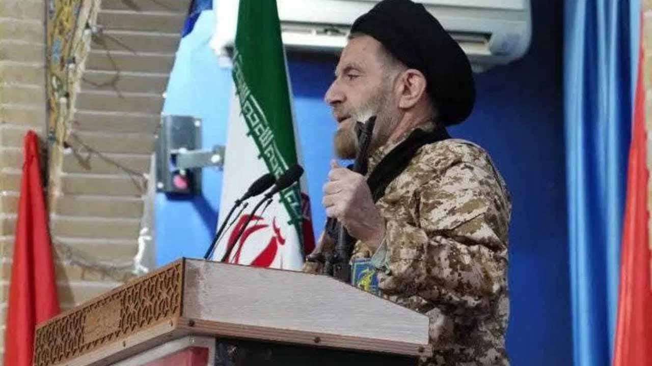 చేతిలో తుపాకీ, ఒంటిపై సైనిక యూనిఫాం.. దేశ ప్రజలకు కీలక సందేశం ఇచ్చిన ఇరాన్‌ ఇమామ్!