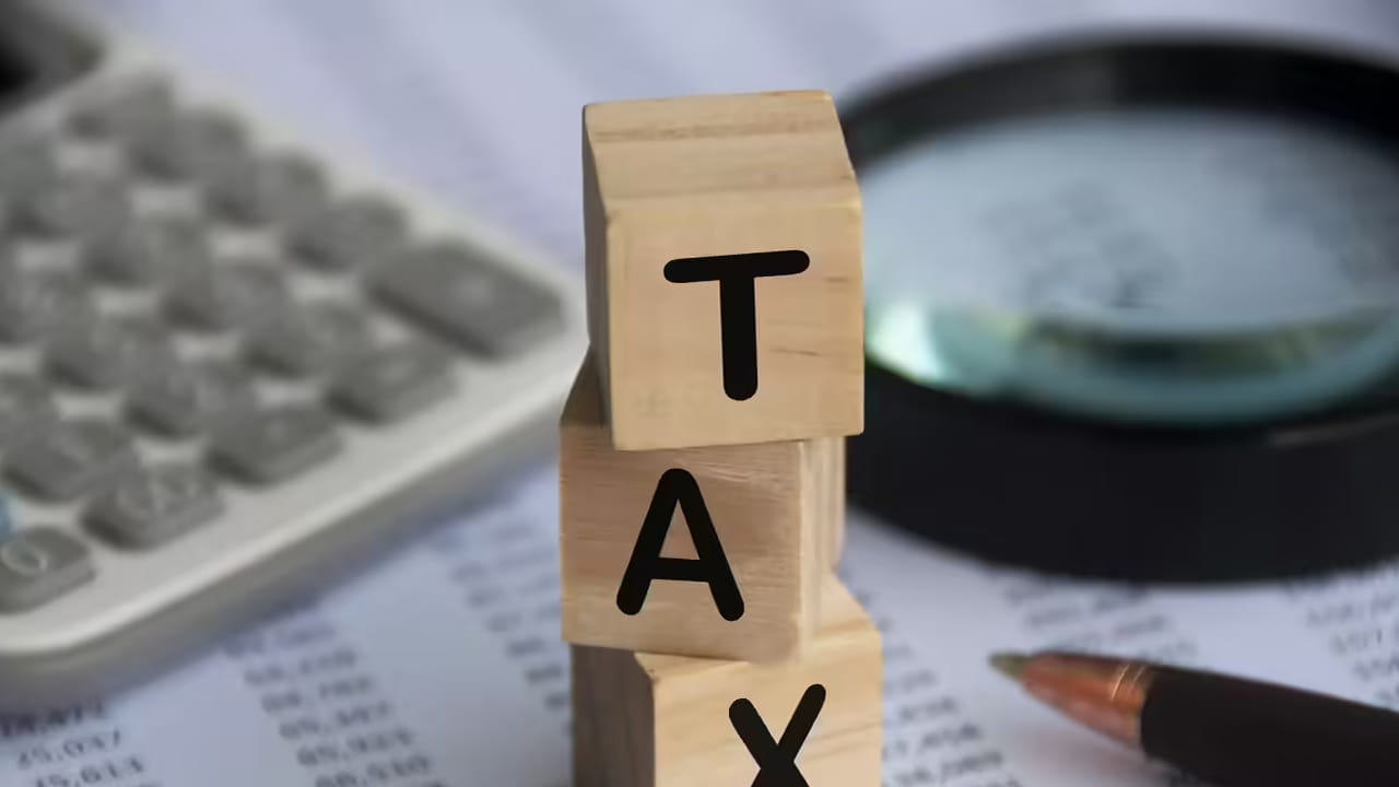 ఒక ఆస్తిని ఎంతకాలం పాటు కలిగి ఉండచ్చనే దానిపై హెల్డింగ్ పీరియడ్ విషయంలో స్పష్టతను కొత్త రూల్స్ ఇస్తున్నాయి. బాండ్లు, డిబెంచర్లు, డిపాజిట్ సర్టిఫికేట్లు తర్వాత షేర్లు, డిబెంచర్లుగా మార్చితే హోల్డింగ్ పీరియడ్ జరిగిన సమయం నుంచి తెక్కించరు. పెట్టుబడిదారులు అసలు పత్రాన్ని ఎంతకాలం కలిగి ఉన్నాడో ఆ వ్యవధిలో కలుపుతారు.
