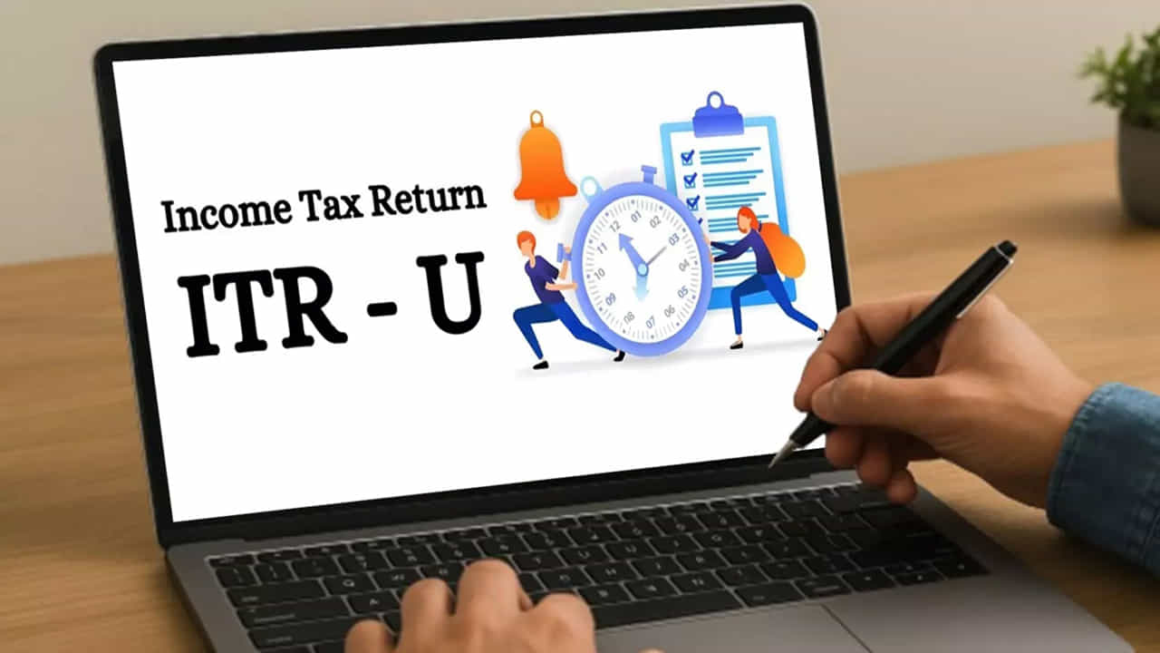 3. అప్డేటెడ్ రిటర్న్స్ (ITR-U) కోసం చివరి అవకాశం: అసెస్మెంట్ ఇయర్ 2021–22కి సంబంధించి ఆదాయపు పన్ను రిటర్నులలో ఏవైనా పొరపాట్లు ఉన్నా లేదా ఆదాయాన్ని తక్కువగా చూపించినా, వాటిని సరిచేసుకుని ITR-U ఫైల్ చేయడానికి మార్చి 31 చివరి తేదీ. దీనివల్ల భవిష్యత్తులో వచ్చే నోటీసుల నుండి తప్పించుకోవచ్చు.