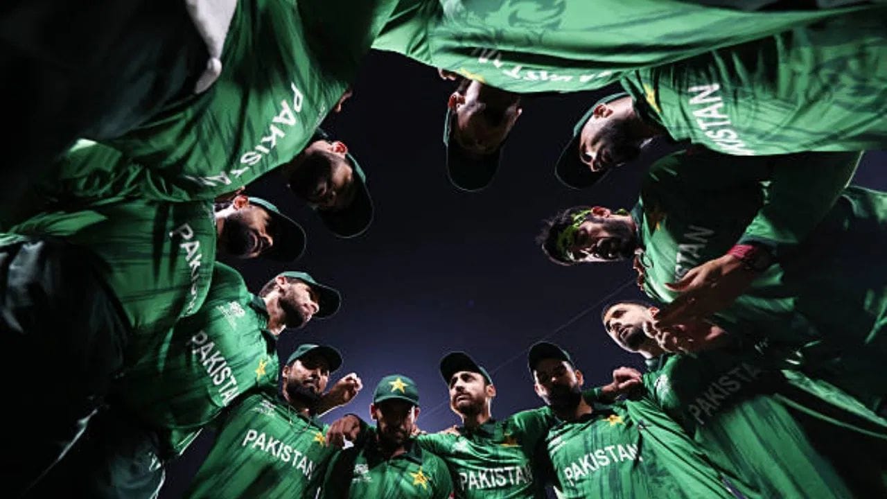 2007, 2009, 2010, 2012, 2021, 2022 సంవత్సరాల్లో టీ20 ప్రపంచ కప్‌లో సెమీఫైనల్‌కు చేరుకోవడం ద్వారా పాకిస్తాన్ జట్టు ఈ ప్రపంచ రికార్డును సృష్టించింది. అంటే పాకిస్తాన్ జట్టు టీ20 ప్రపంచ కప్‌లో 6 సార్లు సెమీఫైనల్‌కు చేరుకుంది.