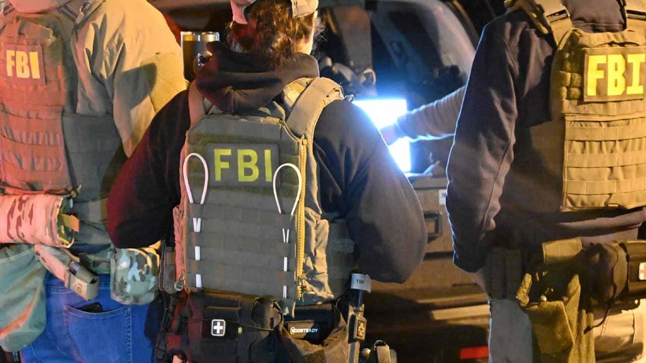 అమెరికాలో 10 మంది భారతీయ పౌరుల అరెస్టు.. అసలు నిజం బయటపెట్టిన FBI