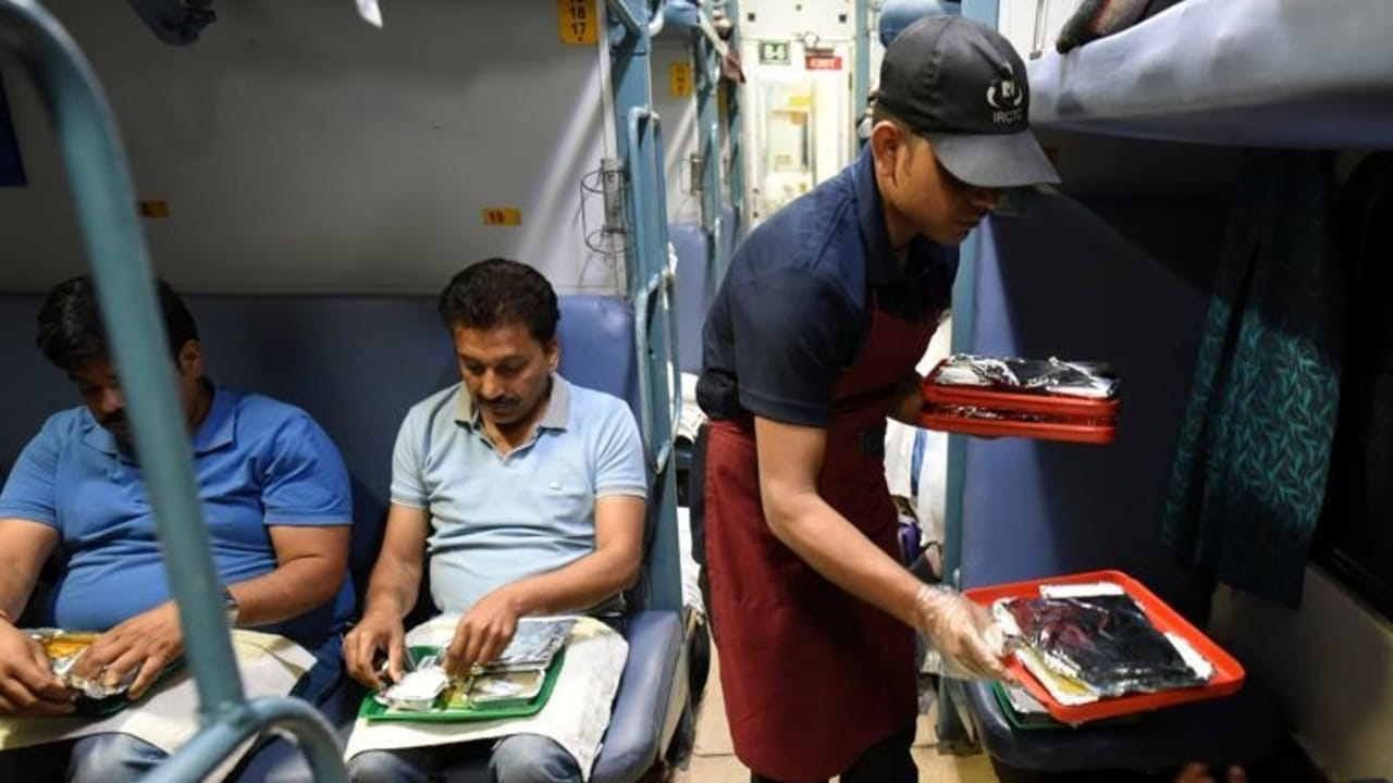 Indian Railways: రైల్వే ప్రయాణికులకు షాకింగ్ న్యూస్.. గ్యాస్ కొరత వేళ రైల్వేశాఖ సంచలన నిర్ణయం..?