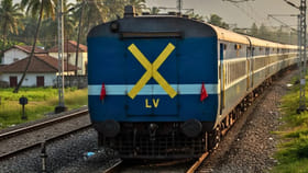 రైళ్ల చివరి బోగీ వెనుక ఉండే 'X' గుర్తు రహస్యమిదే.. ఎవరికీ తెలియదు