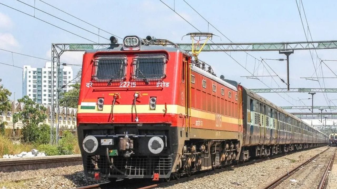 ముందస్తు స్పష్టత: ప్రయాణికులకు వారి టికెట్ కన్ఫర్మ్ అయిందో లేదో సకాలంలో తెలియజేసే పారదర్శక చర్యలో భాగంగా, చార్ట్ తయారీ సమయాన్ని రైలు బయలుదేరడానికి 4 గంటల నుండి 9 నుంచి18 గంటలకు పెంచినట్టు అని పేర్కొంది. దీనివల్ల దూర ప్రాంతాల నుండి వచ్చే ప్రయాణికులకు తమ ప్రయాణంపై ముందస్తుగా స్పష్టత వస్తుందని తెలిపింది.