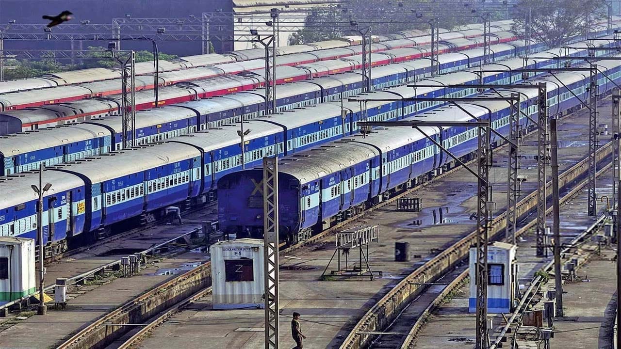 Indian Railways: రైలు ప్రయాణికులకు బిగ్‌ అలర్ట్‌.. ఈ నెలలో ఈ మార్గాల్లో రైళ్లన్ని రద్దు..!
