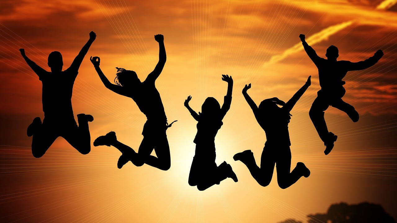 
పెద్దలు స్ట్రాంగ్.. యువత వీక్.. 

ప్రపంచవ్యాప్తంగా 84 దేశాల్లో నిర్వహించిన ఈ సర్వేలో భారతీయ యువత మానసిక ఆరోగ్య పరిస్థితి ఆందోళన కలిగించేలా ఉందని తేలింది. 18 నుంచి 34 ఏళ్ల మధ్య వయస్సు గల యువత మానసిక ఆరోగ్య పరంగా ప్రపంచ ర్యాంకింగ్స్‌లో 60వ స్థానంలో నిలిచారు. వీరి మైండ్ హెల్త్ కోషెంట్ (MHQ) స్కోర్ కేవలం 33 మాత్రమే నమోదైంది.

ఇదే సమయంలో 55 ఏళ్లు పైబడినవారు మానసికంగా మరింత స్థిరంగా ఉన్నట్లు సర్వే తెలిపింది. ఈ వయసు వర్గానికి చెందిన వారి MHQ స్కోర్ 96గా ఉండగా, వారు 49వ స్థానంలో నిలిచారు. అంటే నేటి యువత కంటే పాత తరం పెద్దవారే మానసిక దృఢత్వంలో ముందున్నారని ఈ నివేదిక సూచిస్తోంది.
