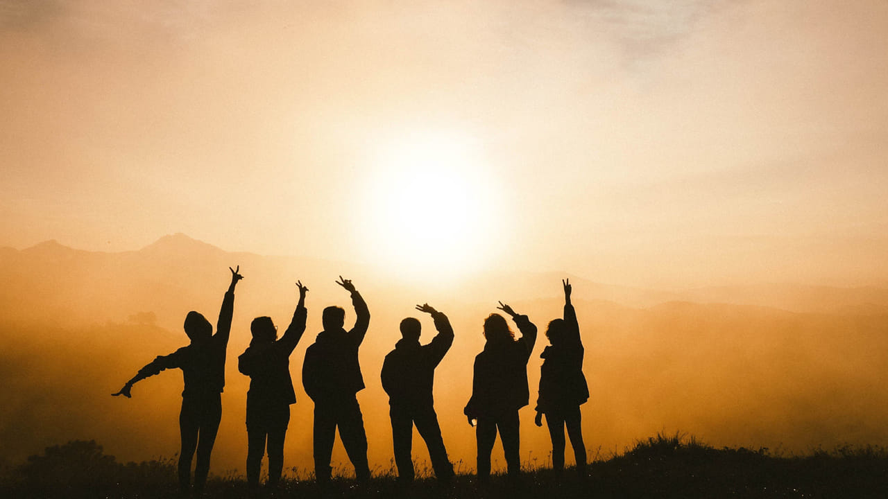 
అసలు కారణాలు ఏంటి?.. 

ఒకప్పుడు పిల్లలు ఉమ్మడి కుటుంబాల్లో పెరిగి, బయట ఆటలు ఆడుతూ సంతోషంగా గడిపేవారు. కానీ ఇప్పుడు జీవనశైలి పూర్తిగా మారిపోయింది. రిపోర్ట్ ప్రకారం యువతలో సుమారు 41 శాతం మంది డిప్రెషన్, యాంగ్జైటీ వంటి మానసిక సమస్యలను ఎదుర్కొంటున్నారు. దీనికి ప్రధానంగా మూడు కారణాలు ఉన్నాయని నిపుణులు చెబుతున్నారు.
